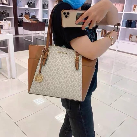 Michael Kors Charlotte Large Leather Top-Zip Tote Bag in Vanilla Acorn / Gold - Picture 2 of 7